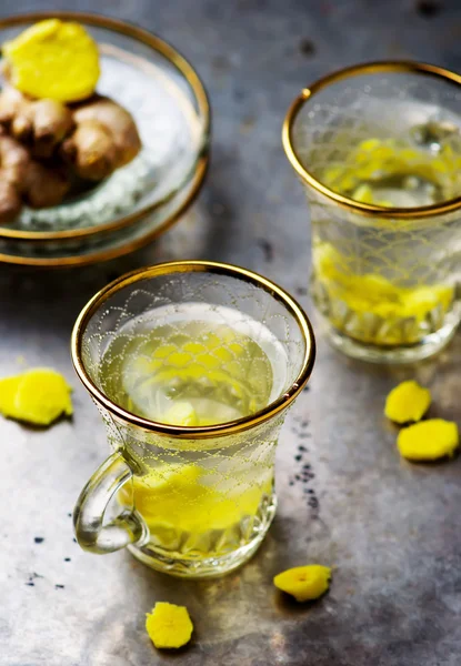 Thé au gingembre dans des tasses en verre — Photo
