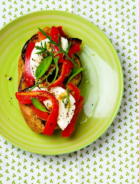 Sandwichs aux légumes et fromage — Photo