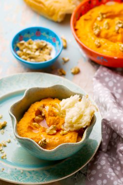 havuç daldırma ile düz bir pasta.