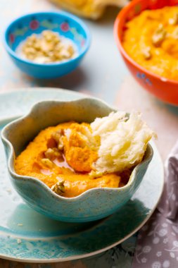 havuç daldırma ile düz bir pasta.