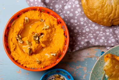 havuç daldırma ile düz bir pasta.