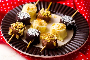 muz çikolata şiş üzerinde bulunmaktadır