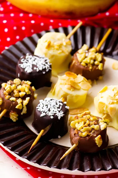 Bananen in chocolade op spiesjes — Stockfoto