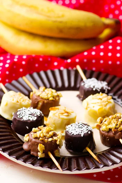 Bananen in chocolade op spiesjes — Stockfoto