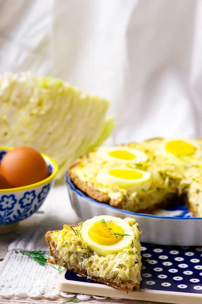 Quiche med vitkål och ägg — Stockfoto