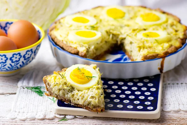 Quiche med vitkål och ägg — Stockfoto