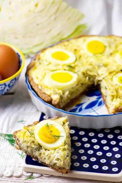 Пирог с капустой и яйцами — стоковое фото