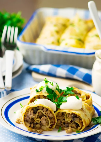 Pfannkuchen mit Hackfleisch und Pilzen — Stockfoto