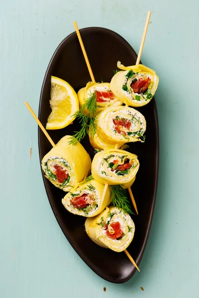 Panqueques con queso crema y salmón —  Fotos de Stock