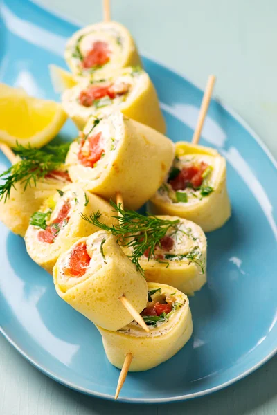 Panquecas com creme de queijo e salmão — Fotografia de Stock