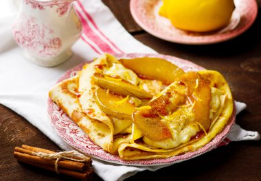  puding ve karamel armut ile Pancakes 