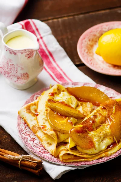 Pannkakor med pudding och karamell päron — Stockfoto