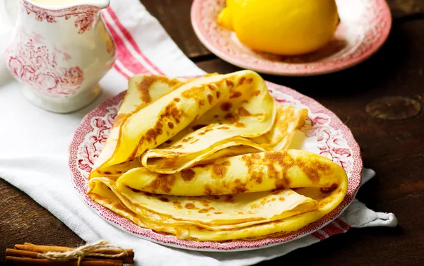 Panquecas com pudim e peras de caramelo — Fotografia de Stock