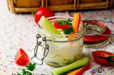 piknik için taze sebze ile peynir dip