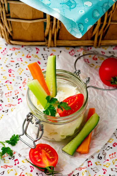 Сырный соус со свежими овощами для пикника — стоковое фото