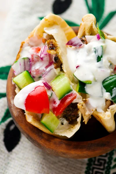 Gyros, el sándwich griego en un pastel plano pita — Foto de Stock