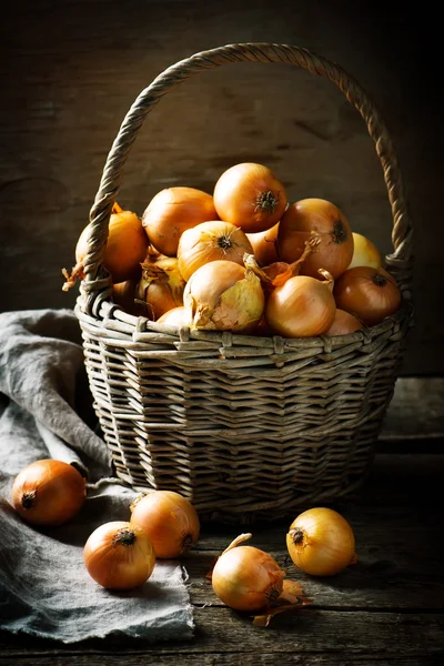 Jrganic  onion  in old basket — Stock Photo, Image