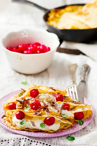 Panqueques de Francia con cereza y requesón — Foto de Stock