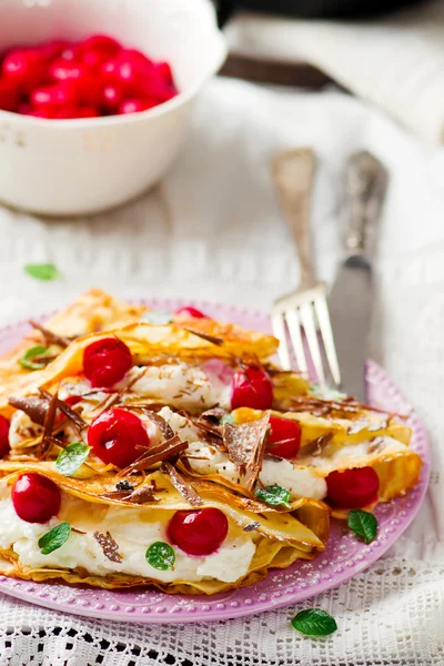 Panqueques de Francia con cereza y requesón — Foto de Stock