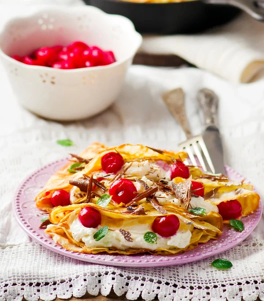 Panqueques de Francia con cereza y requesón — Foto de Stock