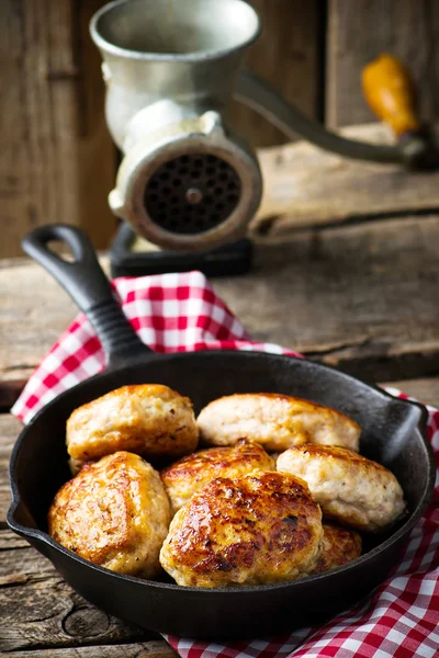Kip schnitzels op koekenpan. — Stockfoto