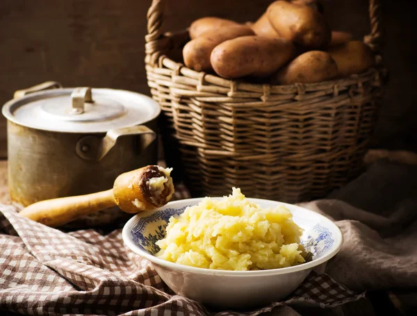 Картопляне пюре і сира картопля в кошику — стокове фото