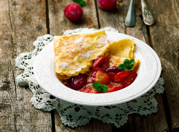 Tortitas con salsa de ciruela — Foto de Stock