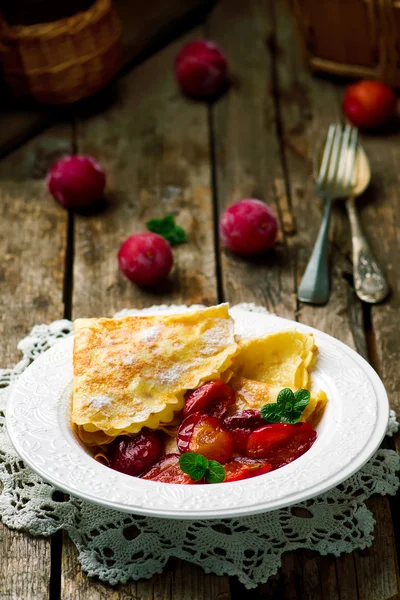 Frittelle con salsa di prugne — Foto Stock