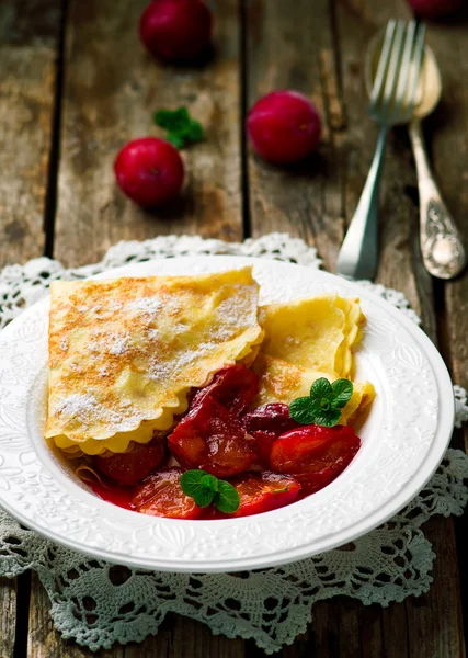 Tortitas con salsa de ciruela — Foto de Stock