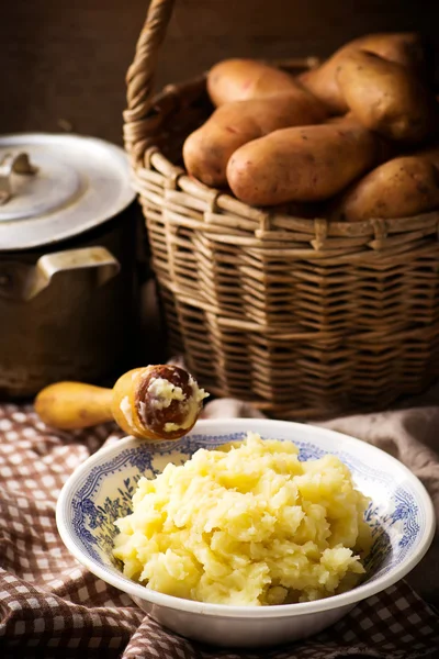 Картофельное пюре и сырая картошка в корзине — стоковое фото