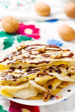  Krep ile ceviz krema ve çikolata sosu