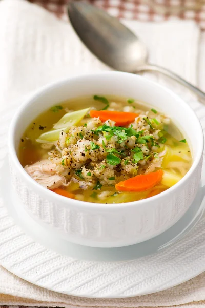 Soupe de poulet avec gruau d'orge — Photo