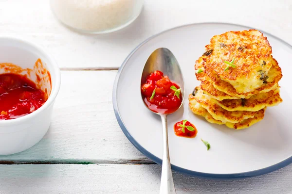 Reiskrapfen mit Tomatensauce — Stockfoto