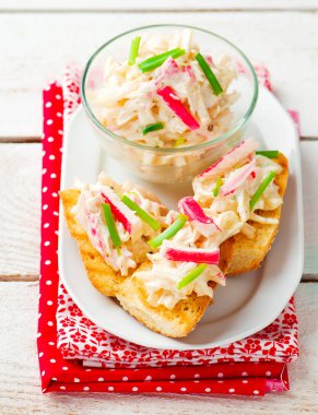 Yengeç Salatası tost üzerinde baget yapışıyor.