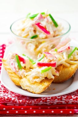 Yengeç Salatası tost üzerinde baget yapışıyor.