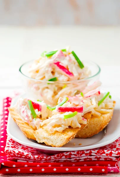 Salada de paus de caranguejo em torradas de baguetes — Fotografia de Stock
