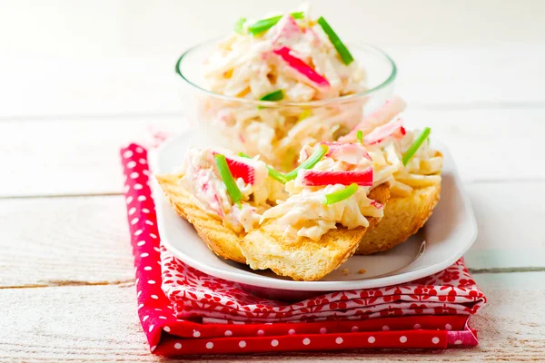 Ensalada de palitos de cangrejo en tostadas de baguettes —  Fotos de Stock