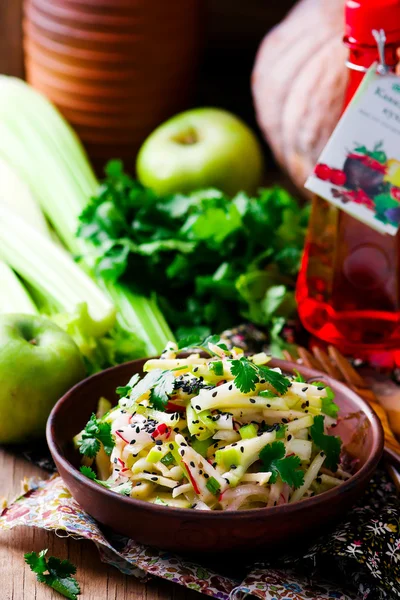 La ensalada que crepita del apio y otras hortalizas —  Fotos de Stock