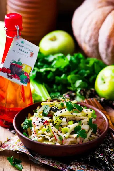 A salada crepitante de um aipo e outros verduras — Fotografia de Stock