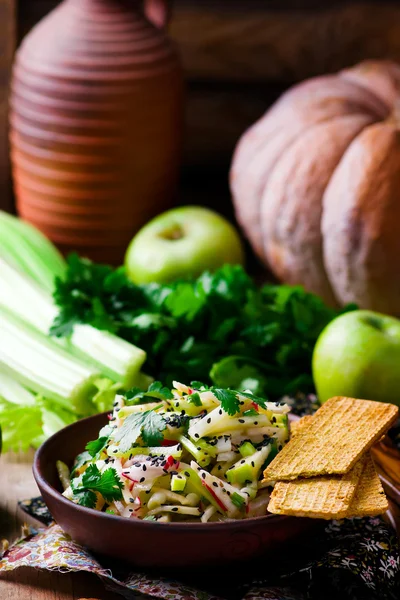 L'insalata scoppiettante da un sedano e altre verdure — Foto Stock