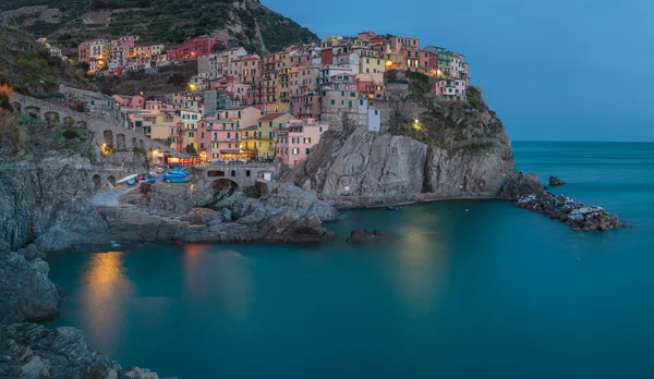 Manarola є одним з найстаріших і найкрасивіших міст у регіоні Чинкве-Терре, Італія — стокове фото