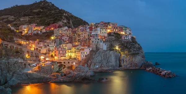 Manarola є одним з найстаріших і найкрасивіших міст у регіоні Чинкве-Терре, Італія — стокове фото