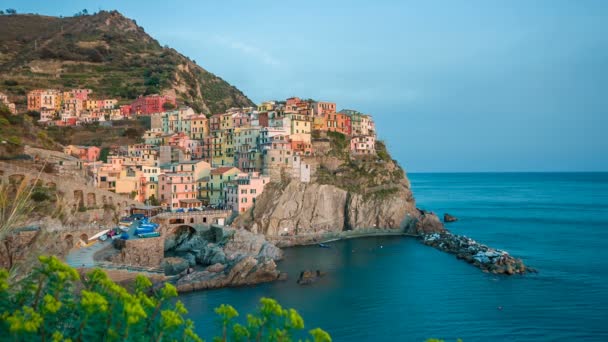 Manarola Cinque Terre, İtalya en eski ve en güzel şehirlerinden biridir — Stok video