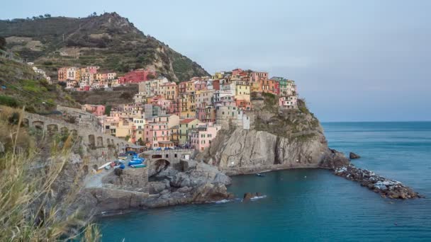 Манарола является одним из старейших и самых красивых городов в Cinque Terre, Италия — стоковое видео