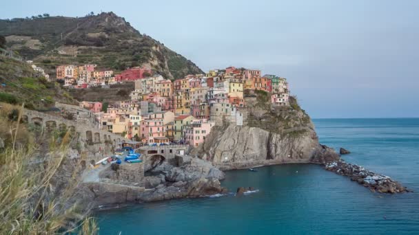 Manarola є одним з найстаріших і найкрасивіших міст у регіоні Чинкве-Терре, Італія — стокове відео