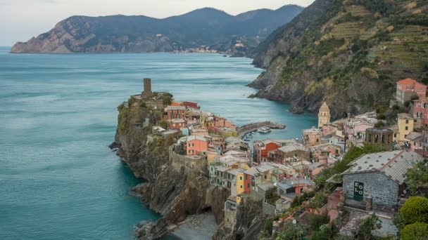 Vernazza er en af de ældste og smukkeste byer i Cinque Terre, Italien – Stock-video