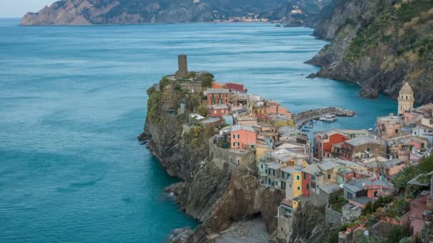 Vernazza är en av de äldsta och vackraste städerna i Cinque Terre, Italien — Stockvideo