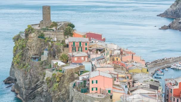 Vernazza Cinque Terre, İtalya en eski ve en güzel şehirlerinden biridir — Stok video
