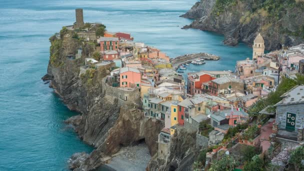 Vernazza je jedním z nejstarších a nejkrásnějších měst Cinque Terre, Itálie — Stock video