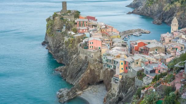 Vernazza egyike a legrégebbi és legszebb városok a Cinque Terre, Olaszország — Stock videók